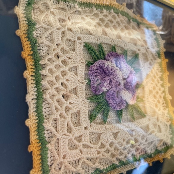 Vintage 8x10” Gold Frame Crochet Hand Knit Embroidery Tapestry Shadow Box - Picture 4 of 8